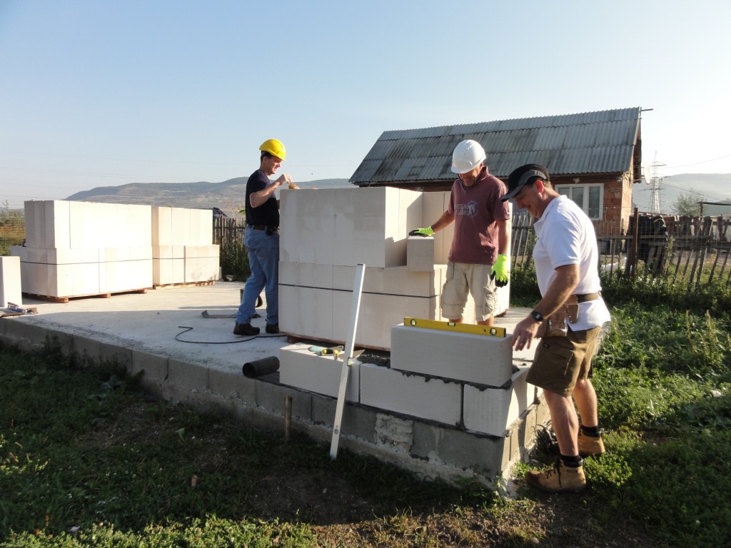 Richard, Ian and Rob laying the corner blocks