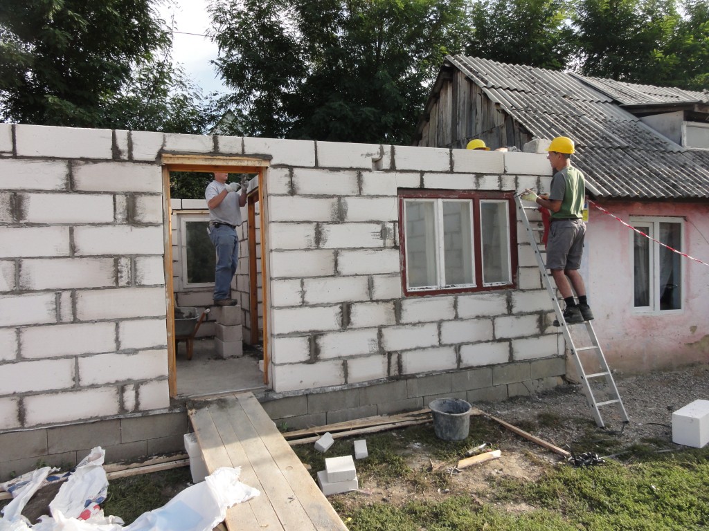 Pointing the last course of blocks in the second house